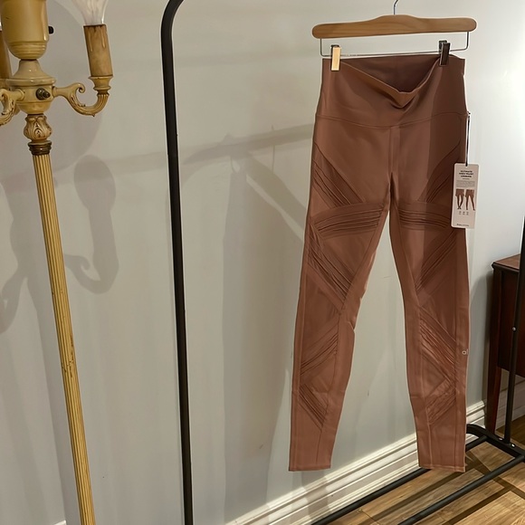 ALO Yoga Pants - NWT Alo Ultimate High Waist Legging - Size L